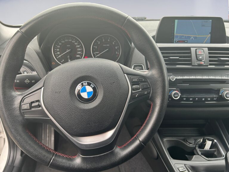 BMW116BKANCHEBENZ_12_steering-wheel-driver