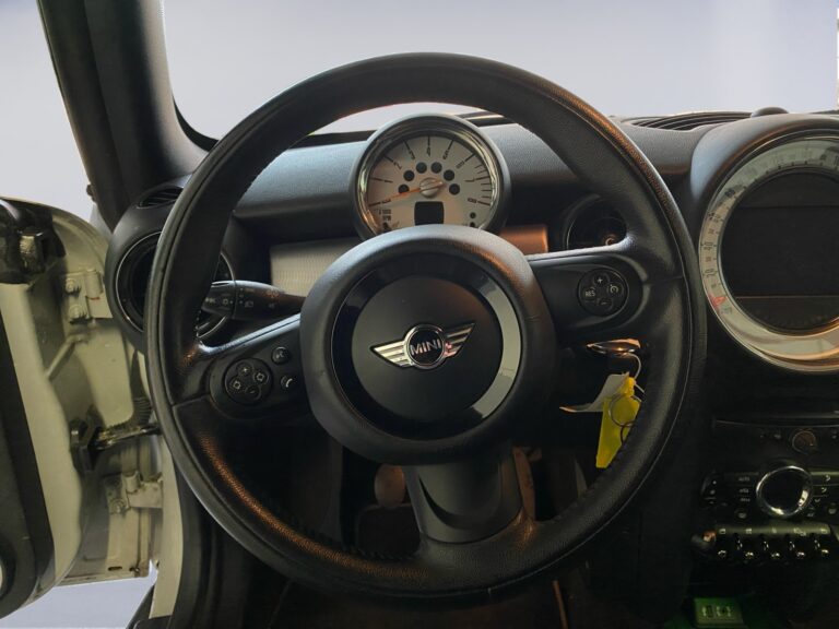 MNCPZRCUPER937494_12_steering-wheel-driver