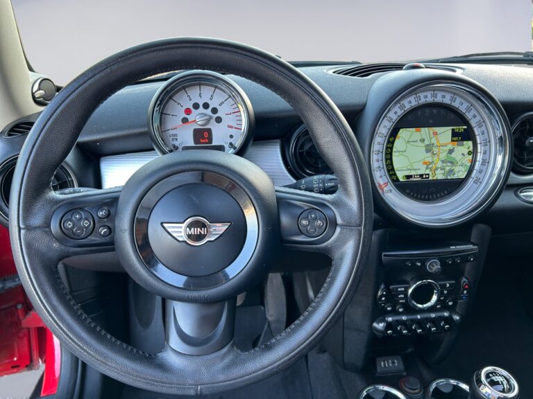 MNCPERRUGZBZBJZKS_12_steering-wheel-driver